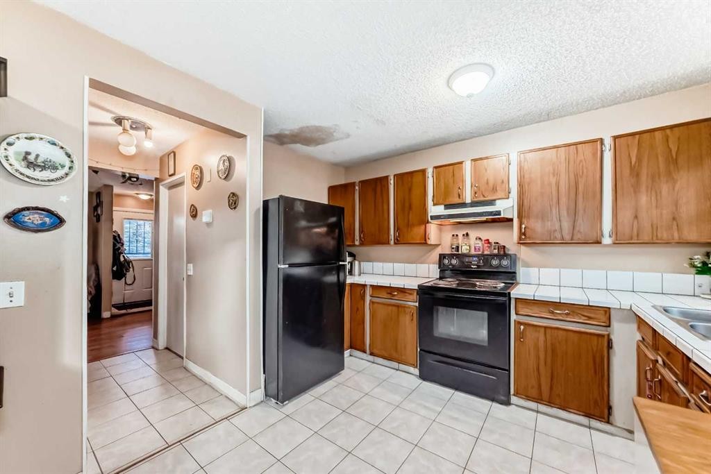 2319 56 Street Ne, Calgary, AB - Indoor Photo Showing Kitchen
