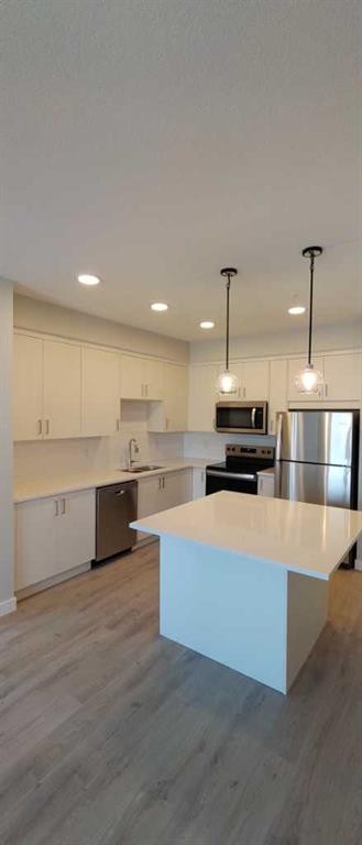 403-660 Shawnee Square Sw, Calgary, AB - Indoor Photo Showing Kitchen