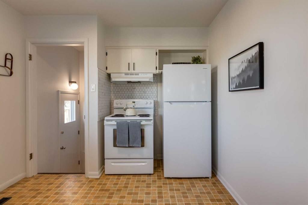 126 Winston Drive Sw, Calgary, AB - Indoor Photo Showing Kitchen