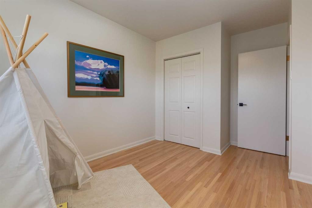 126 Winston Drive Sw, Calgary, AB - Indoor Photo Showing Other Room