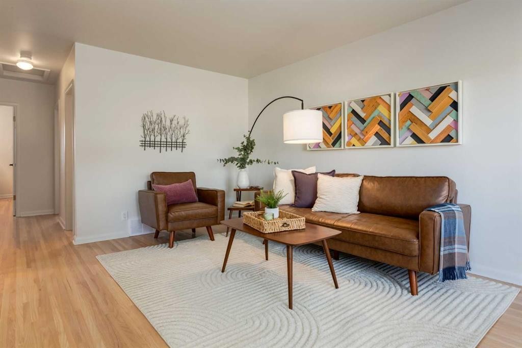 126 Winston Drive Sw, Calgary, AB - Indoor Photo Showing Living Room