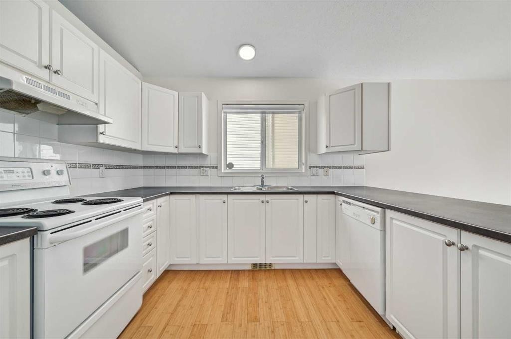 292 Arbour Crest Drive Nw, Calgary, AB - Indoor Photo Showing Kitchen With Double Sink