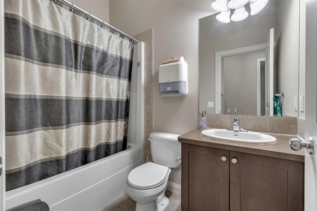 1564 Copperfield Boulevard Se, Calgary, AB - Indoor Photo Showing Bathroom