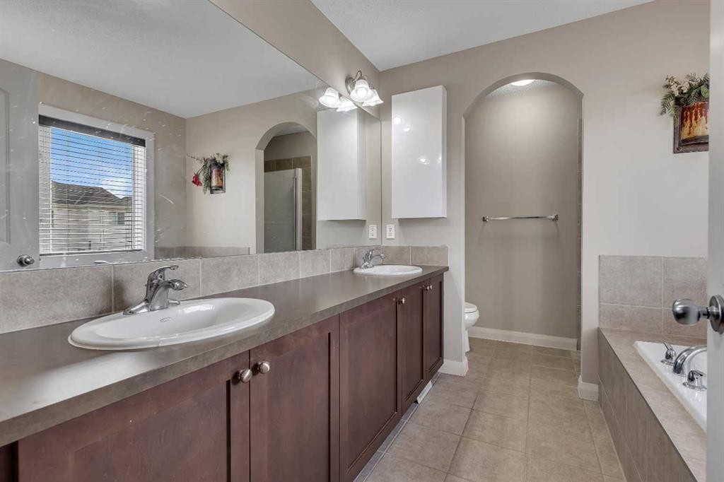 1564 Copperfield Boulevard Se, Calgary, AB - Indoor Photo Showing Bathroom