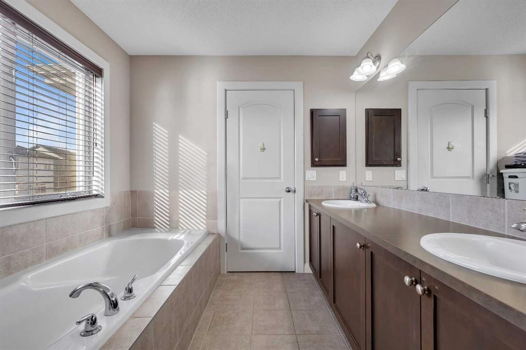 1564 Copperfield Boulevard Se, Calgary, AB - Indoor Photo Showing Bathroom