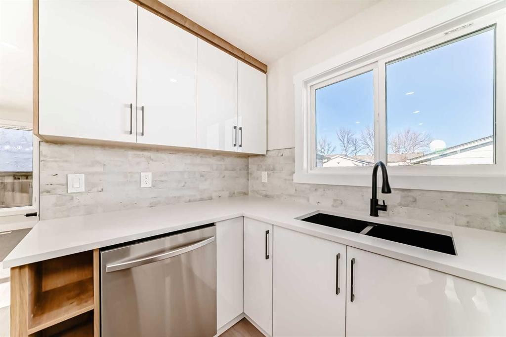 116 Rundlecairn Rise Ne, Calgary, AB - Indoor Photo Showing Kitchen With Double Sink