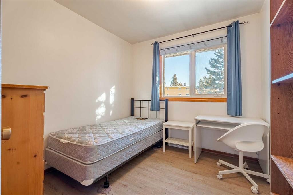 3152 Blakiston Drive Nw, Calgary, AB - Indoor Photo Showing Bedroom