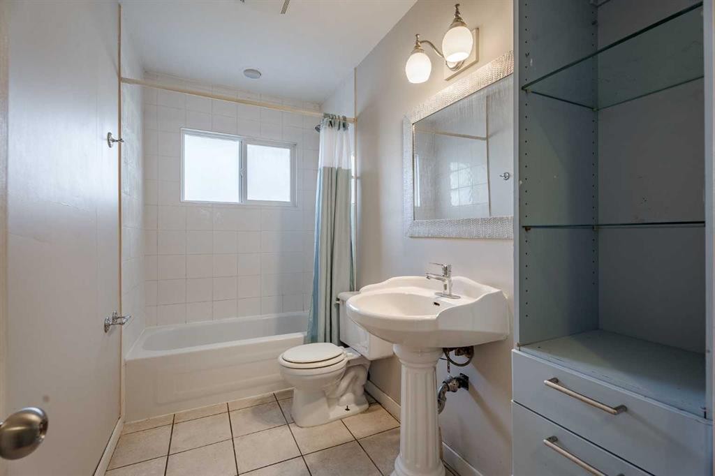 3152 Blakiston Drive Nw, Calgary, AB - Indoor Photo Showing Bathroom