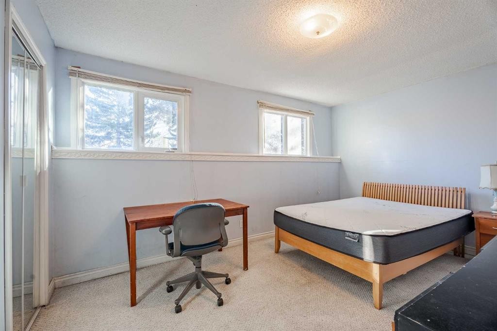 3152 Blakiston Drive Nw, Calgary, AB - Indoor Photo Showing Bedroom