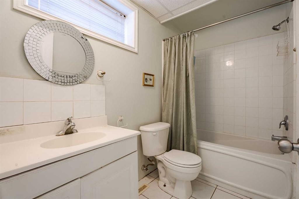 3152 Blakiston Drive Nw, Calgary, AB - Indoor Photo Showing Bathroom