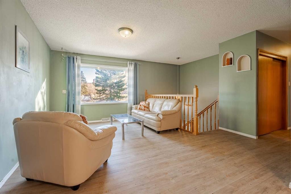 3152 Blakiston Drive Nw, Calgary, AB - Indoor Photo Showing Living Room