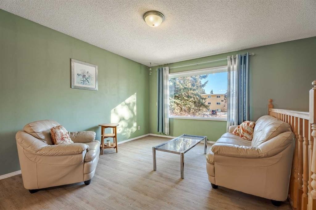 3152 Blakiston Drive Nw, Calgary, AB - Indoor Photo Showing Living Room