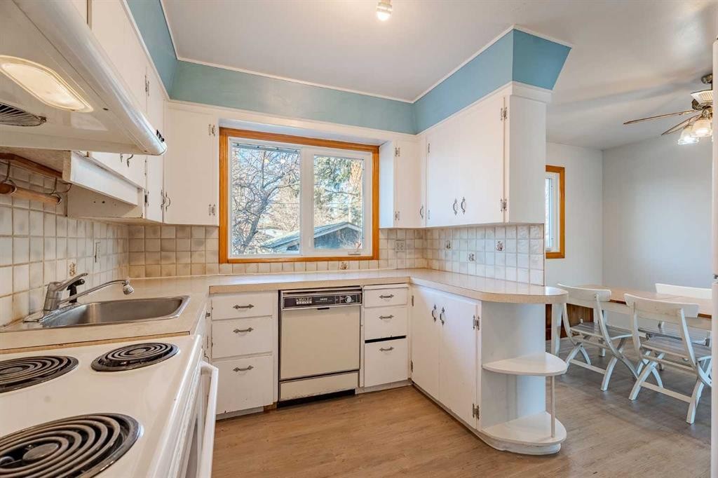 3152 Blakiston Drive Nw, Calgary, AB - Indoor Photo Showing Kitchen