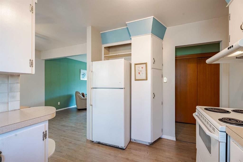 3152 Blakiston Drive Nw, Calgary, AB - Indoor Photo Showing Kitchen