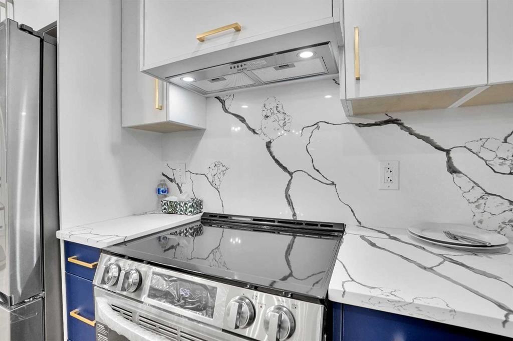 52 Franklin Drive Se, Calgary, AB - Indoor Photo Showing Kitchen