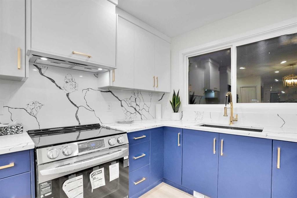 52 Franklin Drive Se, Calgary, AB - Indoor Photo Showing Kitchen