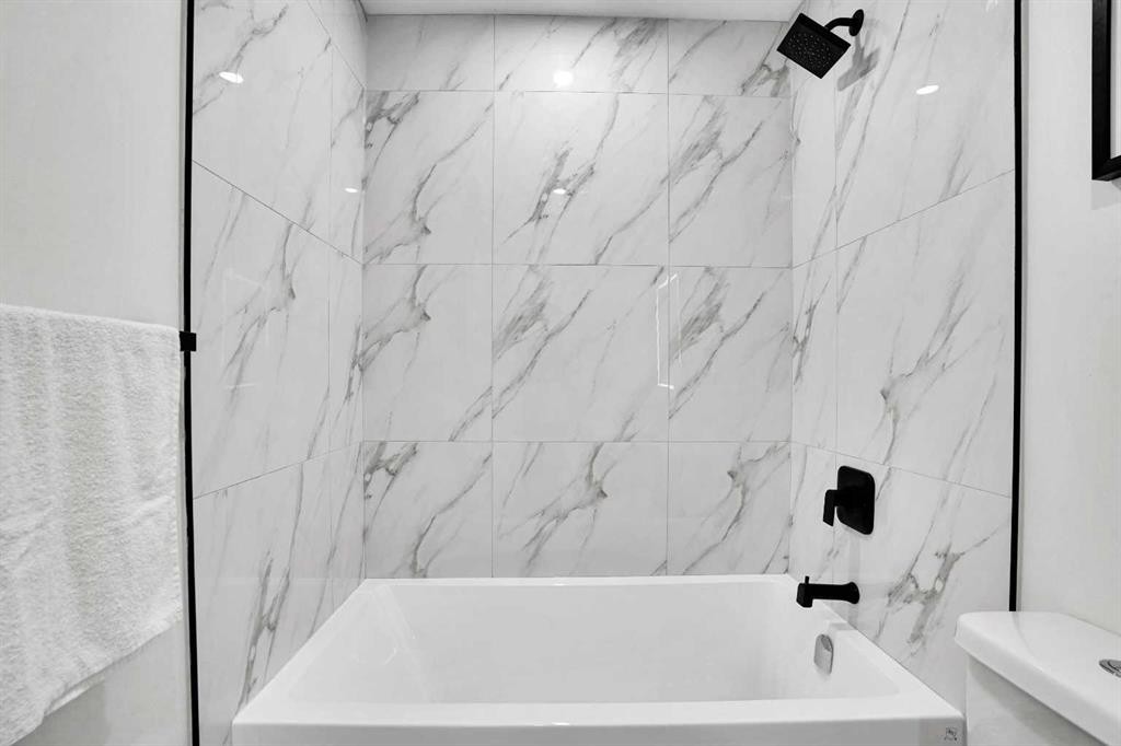 52 Franklin Drive Se, Calgary, AB - Indoor Photo Showing Bathroom