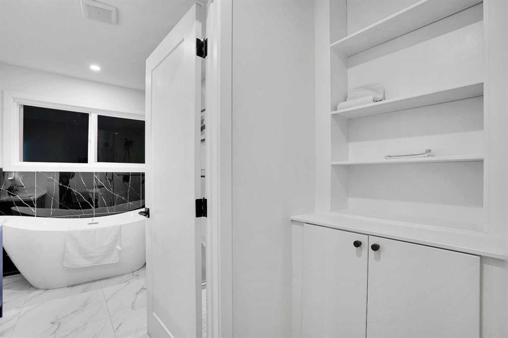 52 Franklin Drive Se, Calgary, AB - Indoor