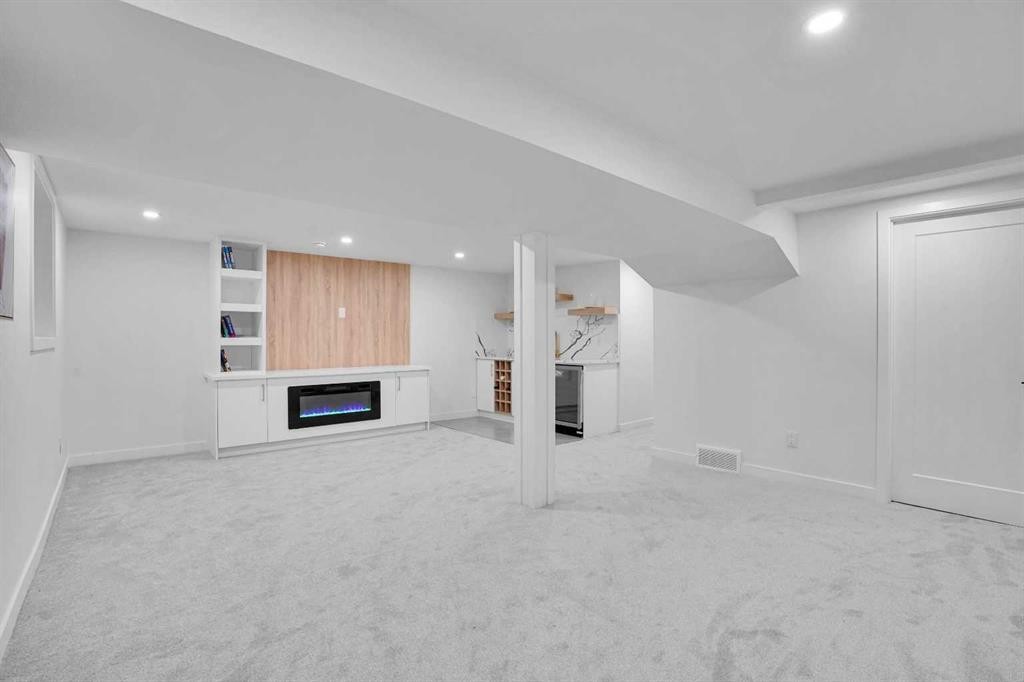 52 Franklin Drive Se, Calgary, AB - Indoor Photo Showing Other Room