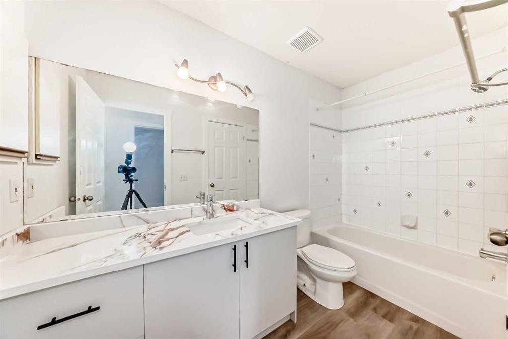16218 Shawbrooke Road Sw, Calgary, AB - Indoor Photo Showing Bathroom