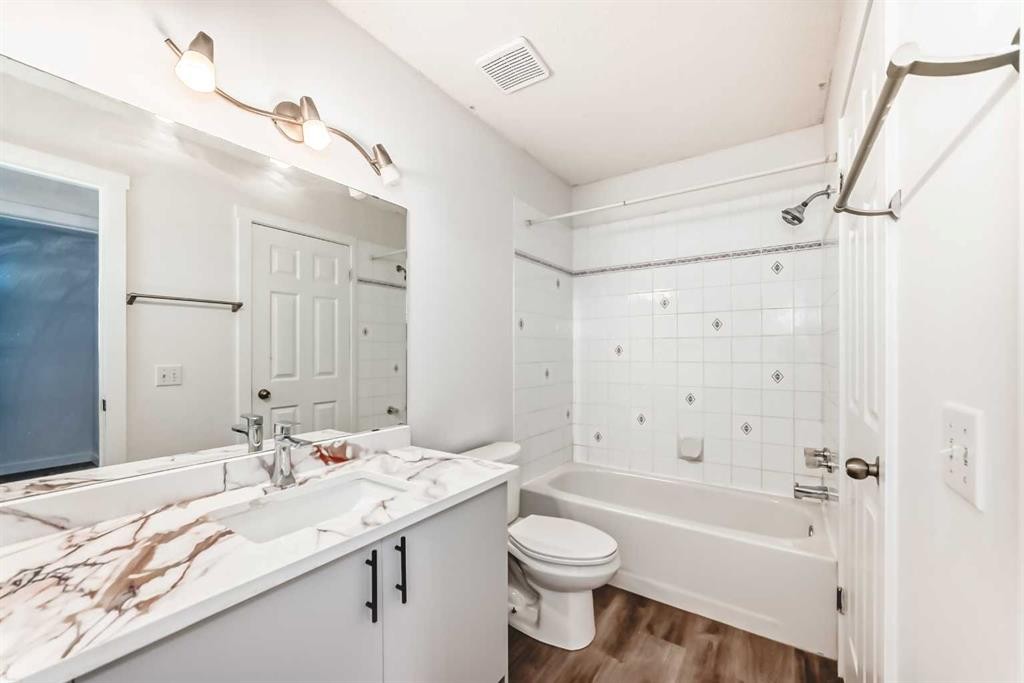 16218 Shawbrooke Road Sw, Calgary, AB - Indoor Photo Showing Bathroom