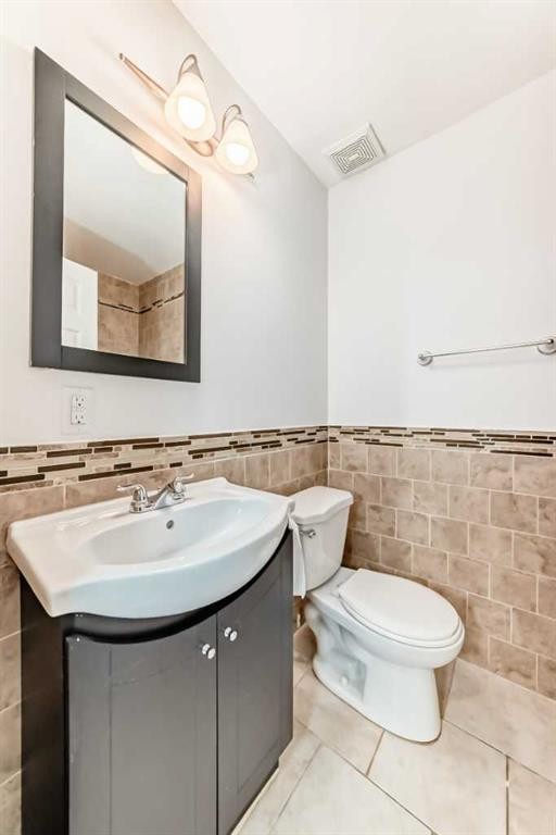 16218 Shawbrooke Road Sw, Calgary, AB - Indoor Photo Showing Bathroom