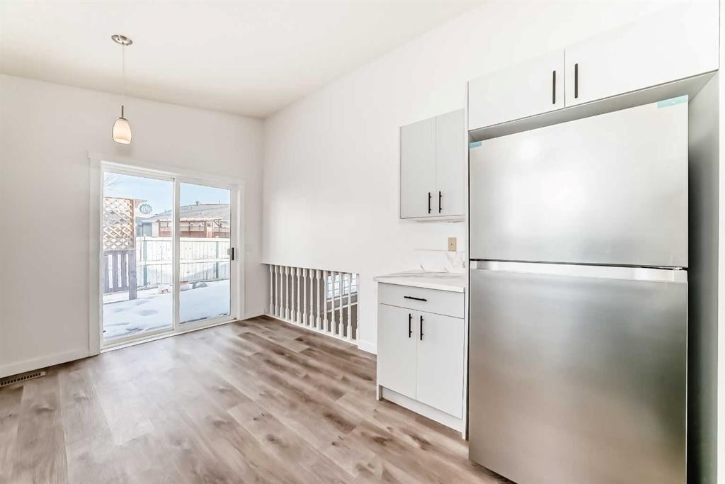16218 Shawbrooke Road Sw, Calgary, AB - Indoor Photo Showing Kitchen