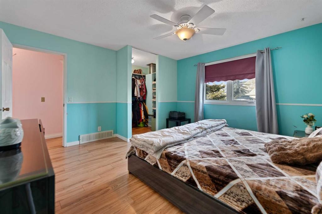 892 Abbotsford Drive Ne, Calgary, AB - Indoor Photo Showing Bedroom