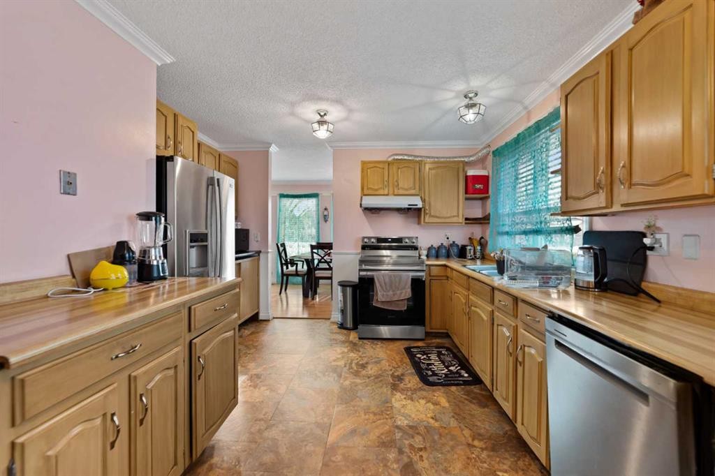 892 Abbotsford Drive Ne, Calgary, AB - Indoor Photo Showing Kitchen
