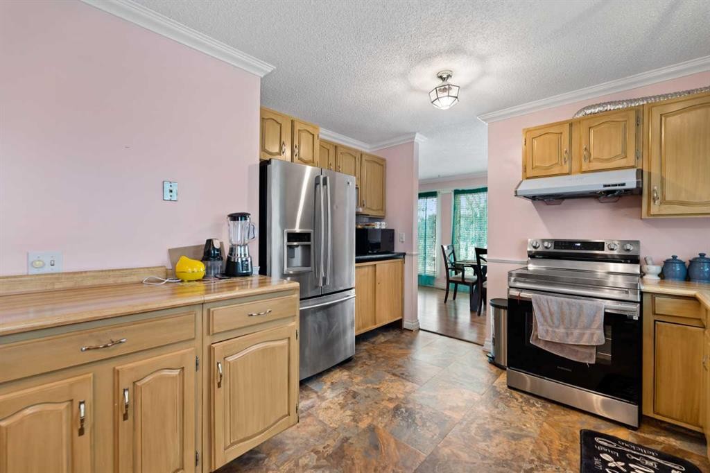 892 Abbotsford Drive Ne, Calgary, AB - Indoor Photo Showing Kitchen