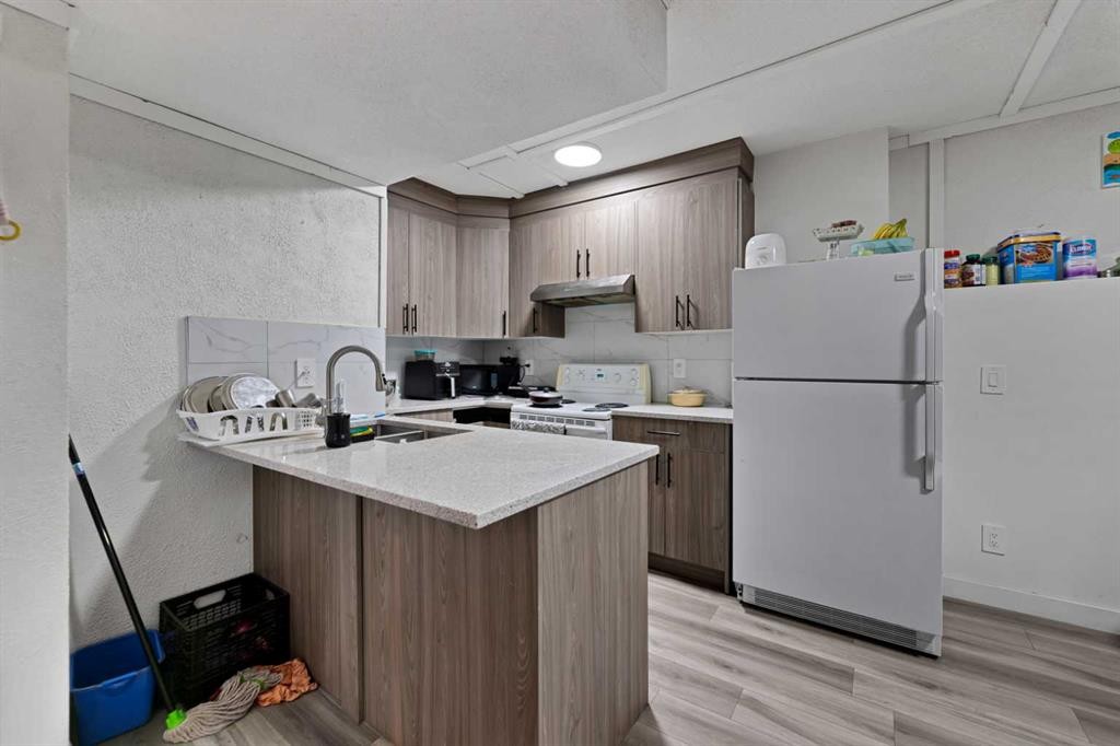 892 Abbotsford Drive Ne, Calgary, AB - Indoor Photo Showing Kitchen