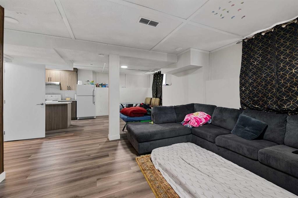 892 Abbotsford Drive Ne, Calgary, AB - Indoor Photo Showing Living Room