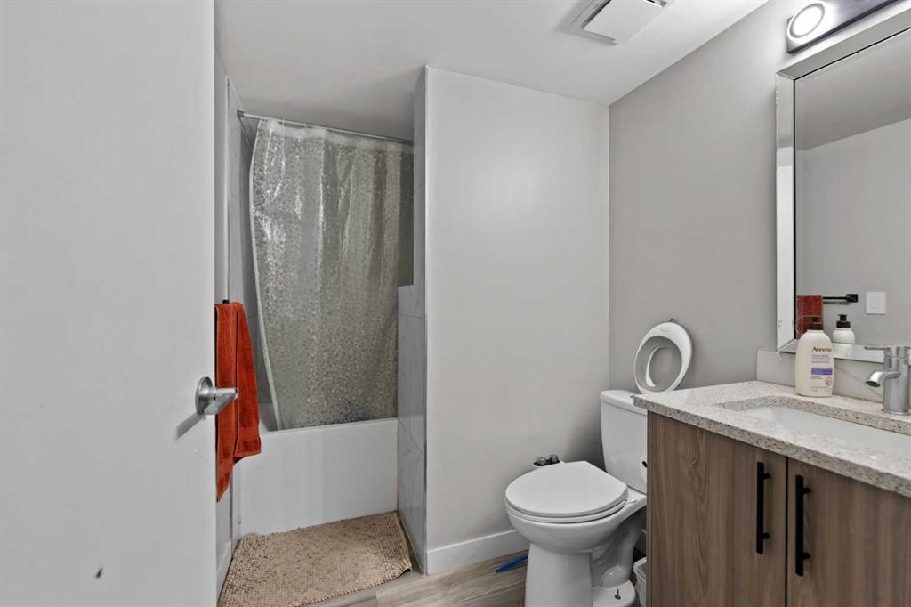 892 Abbotsford Drive Ne, Calgary, AB - Indoor Photo Showing Bathroom
