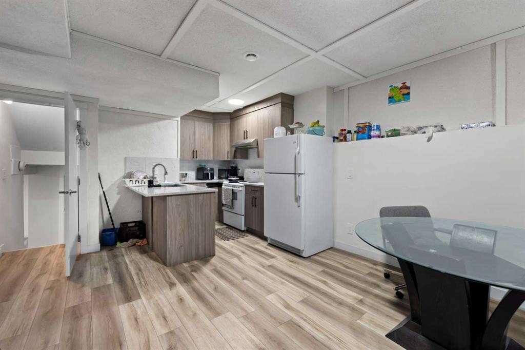 892 Abbotsford Drive Ne, Calgary, AB - Indoor Photo Showing Kitchen