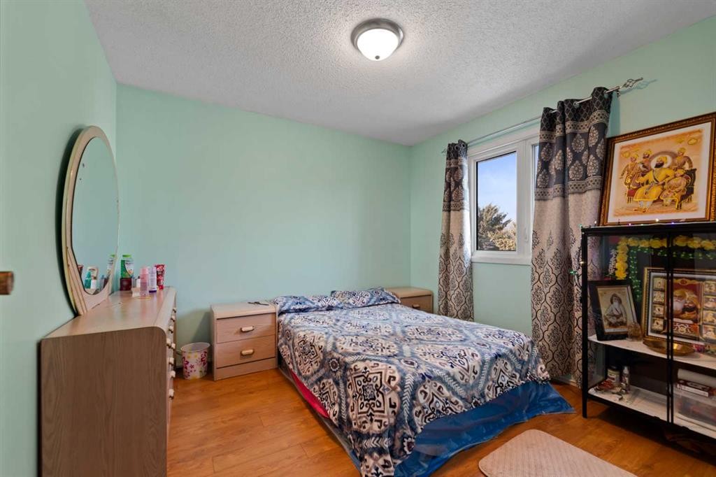 892 Abbotsford Drive Ne, Calgary, AB - Indoor Photo Showing Bedroom