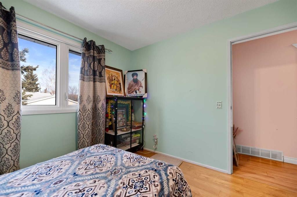 892 Abbotsford Drive Ne, Calgary, AB - Indoor Photo Showing Bedroom