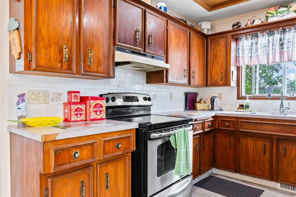44 Taraglen Place Ne, Calgary, AB - Indoor Photo Showing Kitchen