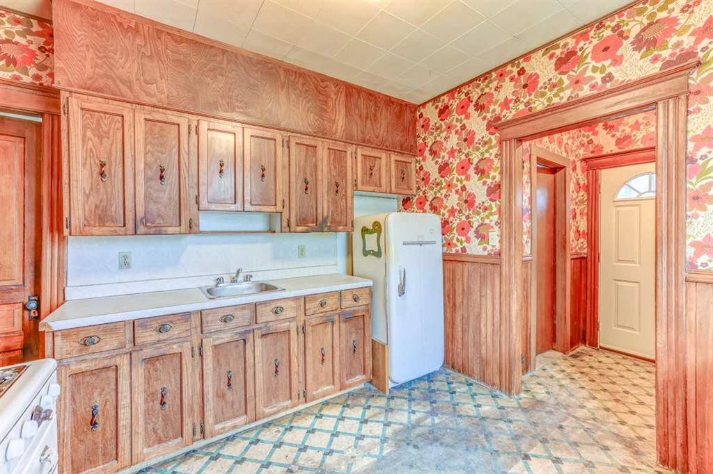 1016 8 Avenue Se, Calgary, AB - Indoor Photo Showing Kitchen