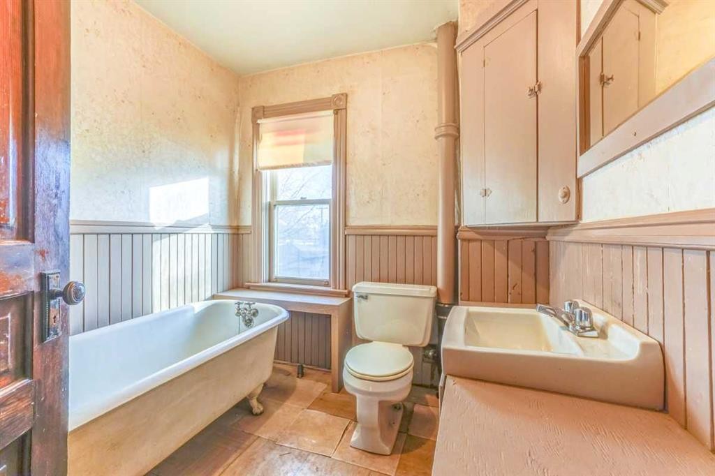 1016 8 Avenue Se, Calgary, AB - Indoor Photo Showing Bathroom