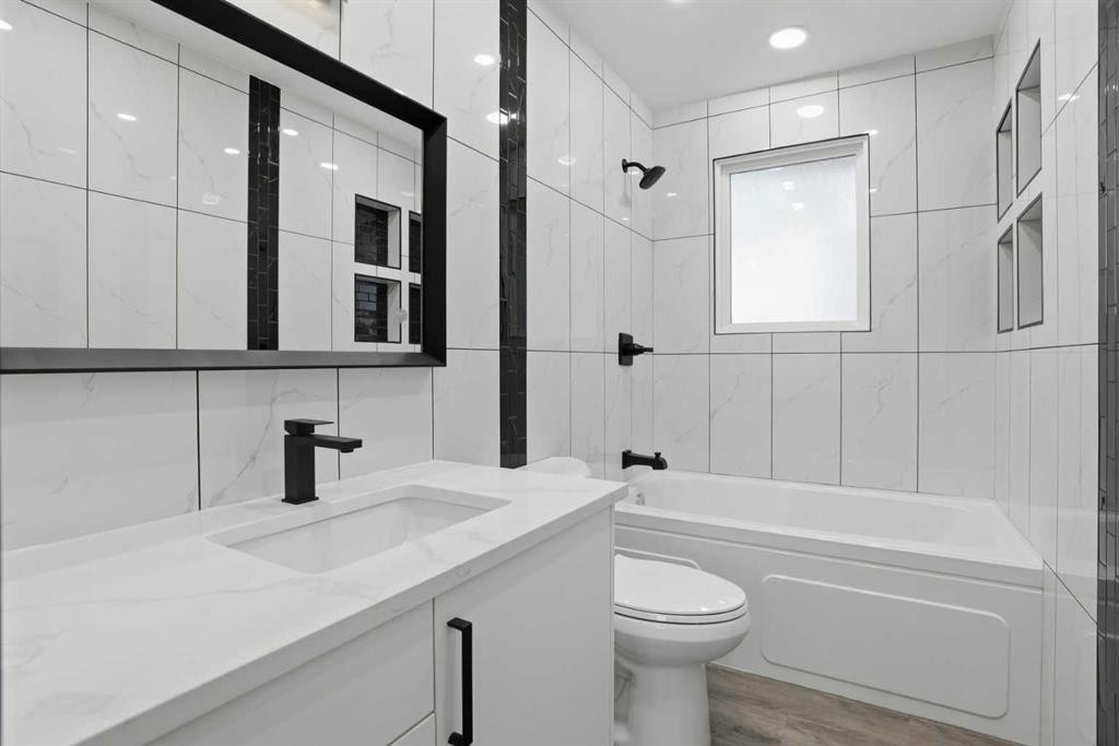 2004 18 Street Nw, Calgary, AB - Indoor Photo Showing Bathroom