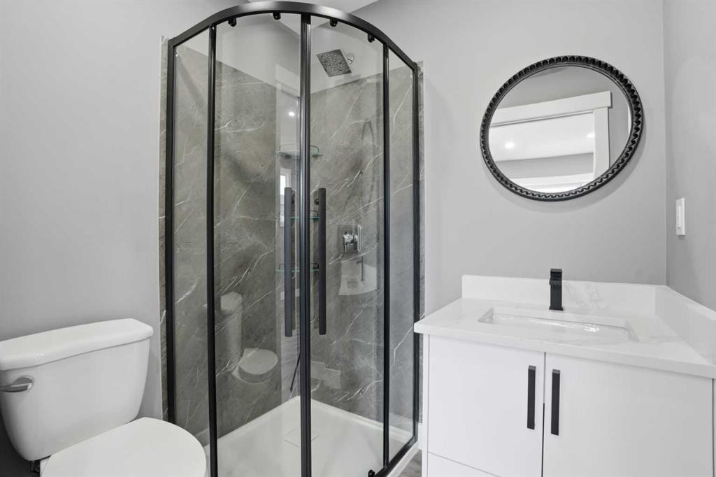 2004 18 Street Nw, Calgary, AB - Indoor Photo Showing Bathroom