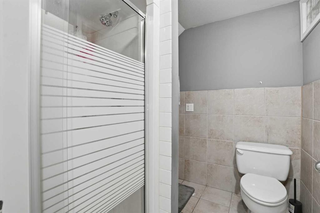 2004 18 Street Nw, Calgary, AB - Indoor Photo Showing Bathroom