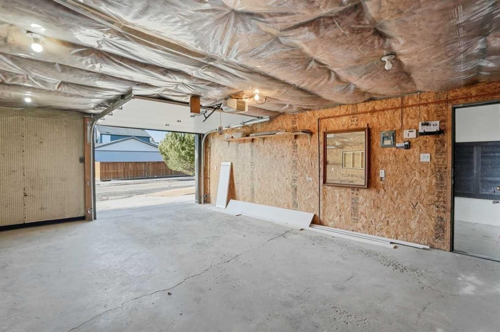 2004 18 Street Nw, Calgary, AB - Indoor