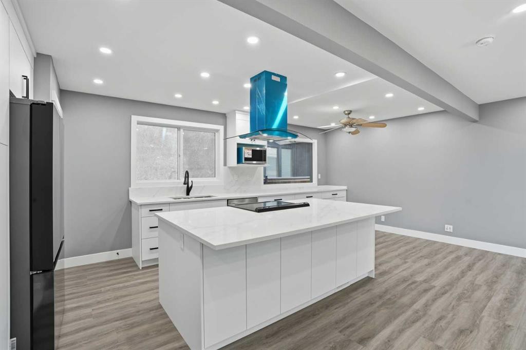 2004 18 Street Nw, Calgary, AB - Indoor Photo Showing Kitchen With Upgraded Kitchen
