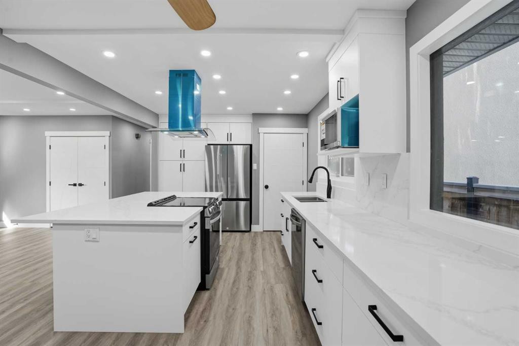 2004 18 Street Nw, Calgary, AB - Indoor Photo Showing Kitchen With Upgraded Kitchen