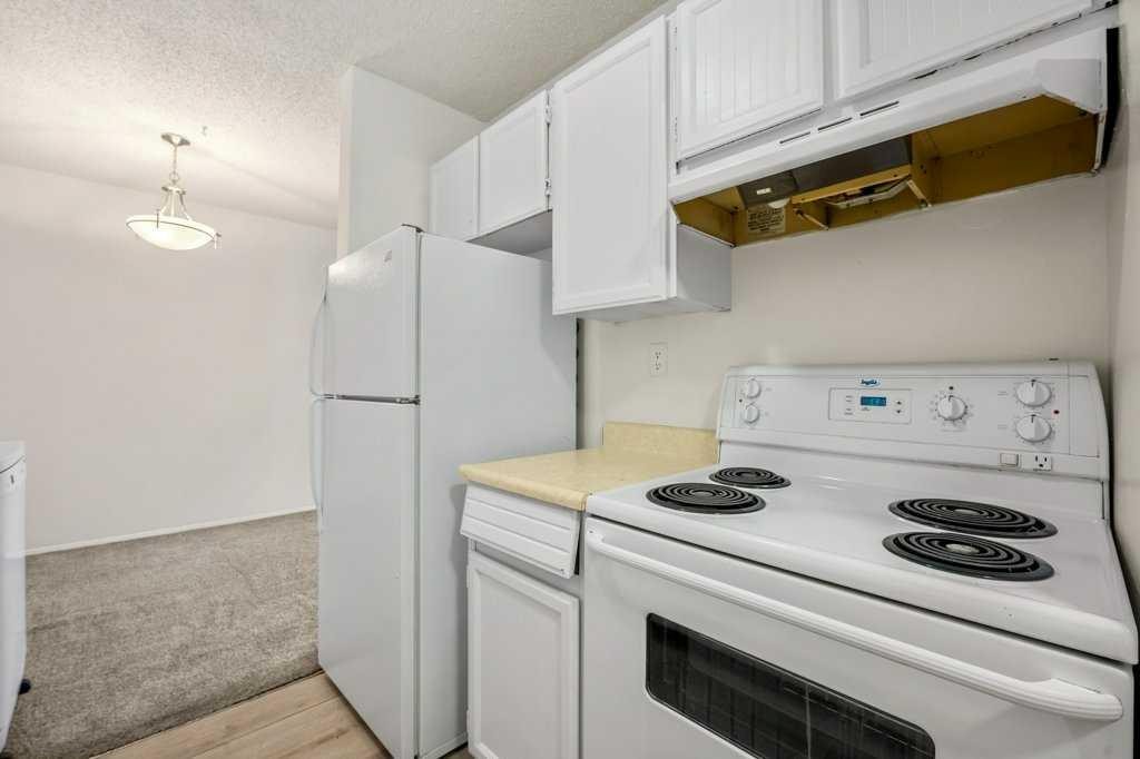 307-816 89 Avenue Sw, Calgary, AB - Indoor Photo Showing Kitchen