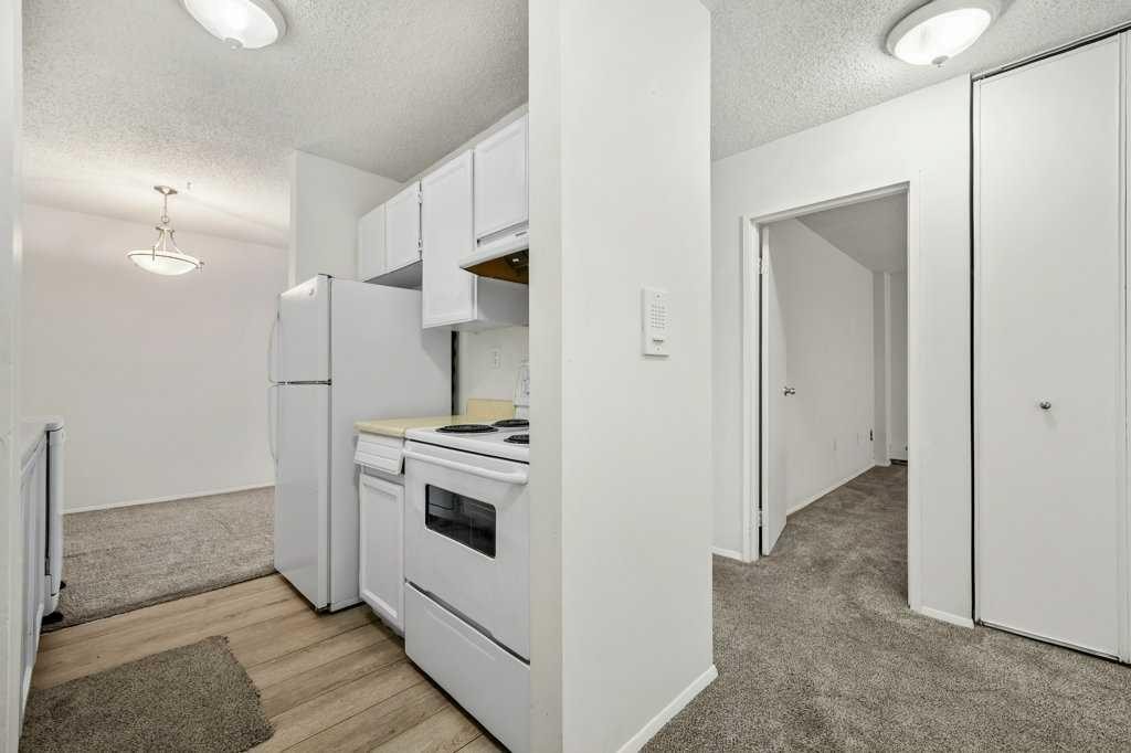 307-816 89 Avenue Sw, Calgary, AB - Indoor Photo Showing Kitchen