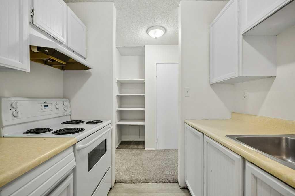 307-816 89 Avenue Sw, Calgary, AB - Indoor Photo Showing Kitchen