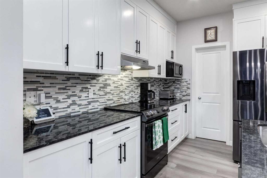 110 Sage Bank Grove Nw, Calgary, AB - Indoor Photo Showing Kitchen With Upgraded Kitchen