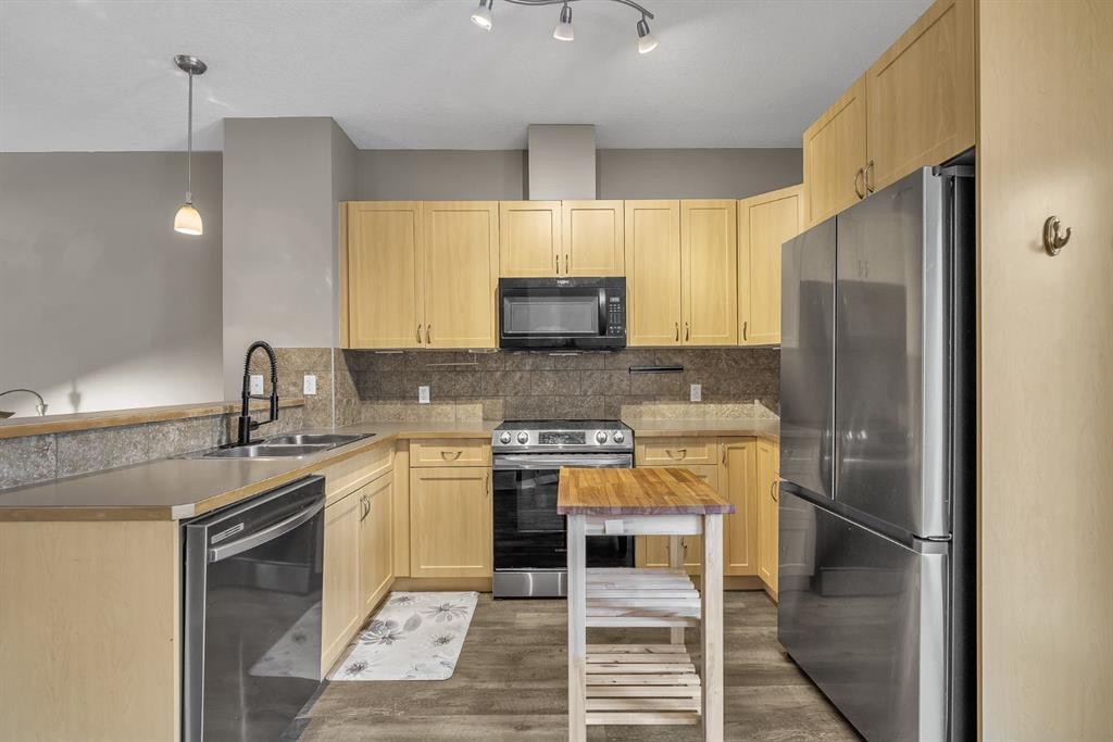 106 Ranch Ridge Meadow, Strathmore, AB - Indoor Photo Showing Kitchen With Double Sink